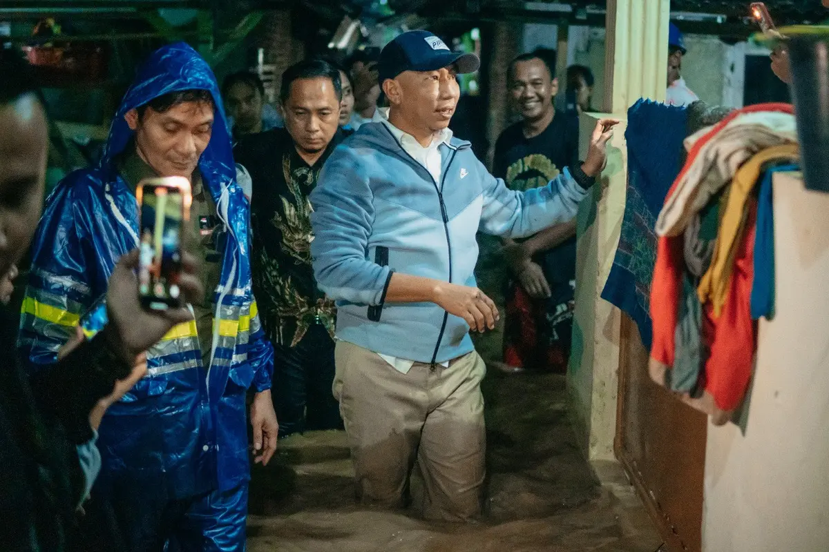 Gubernur Lampung terpilih, Rahmat Mirzani Djausal saat meninjau dan memberikan warga yang menjadi korban bencana banjir di Bandar Lampung. Foto : (Istimewa).