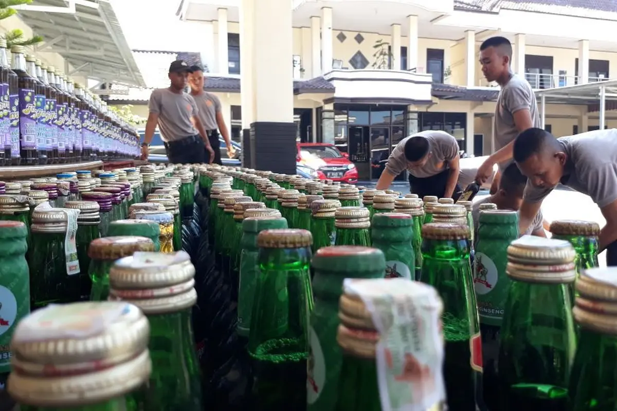 Ilustrasi – Kepolisian Resor Cilacap, Jawa Tengah menyita ribuan botol miras berbagai merk dan ratusan liter miras lokal jenis ciu sebelum Ramadan 2019. (Liputan6.com/Muhamad Ridlo)