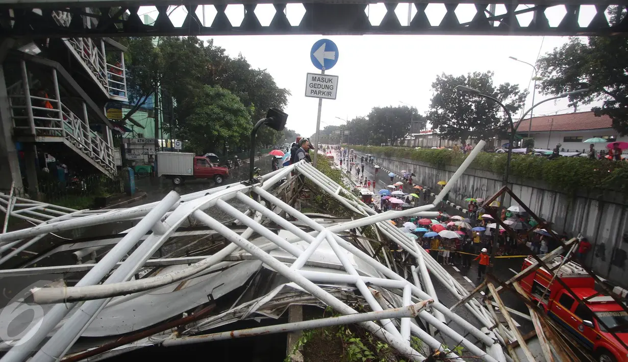 Jembatan Penyeberangan Orang (JPO)  yang berada di Jalan Raya Pasar Minggu, Jakarta Selatan, roboh Sabtu (24/09). Jembatan roboh akibat angin kencang dan hujan deras. (Liputan6.com/Immanuel Antonius)