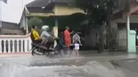 Banjir merendam 12 Desa yang tersebar di 5 Kecamatan, hingga seekor buaya muara disita petugas BKSDA Sumatera utara.