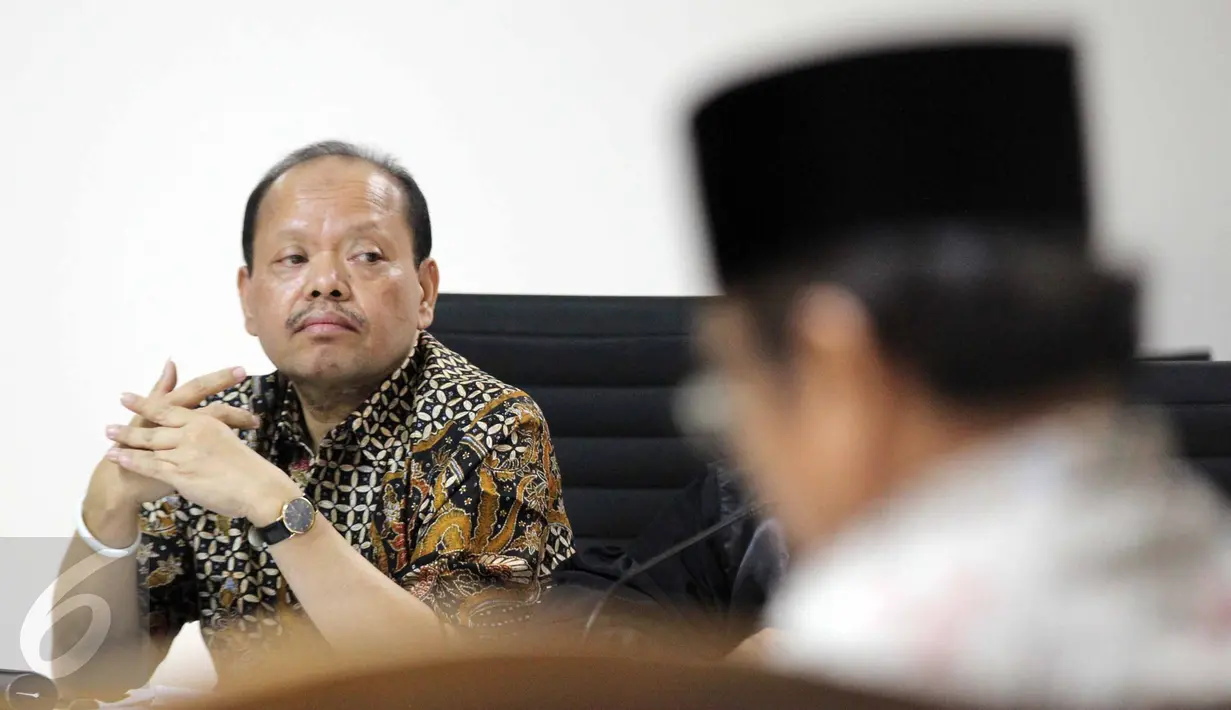 Terdakwa kasus suap Kementerian ESDM dan SKK Migas Sutan Bhatoegana mendengarkan kesaksian mantan Sekjen Kementerian ESDM Waryono Karno, pada sidang lanjutan di di Pengadilan Tipikor, Jakarta, Kamis (25/6/2015). (Liputan6.com/Helmi Afandi)