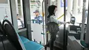 Penumpang menaiki bus Metrotrans pada hari pertama uji coba di Stasiun Sudirman Baru, Jakarta Selatan, Kamis (28/12). Bus untuk melayani pengguna kereta bandara ini memiliki fasilitas pendingin udara dan kursi prioritas. (Liputan6.com/herman Zakharia)