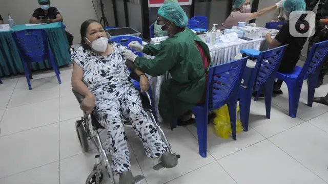 Warga Asing di Bali Ikut Vaksinasi Covid-19