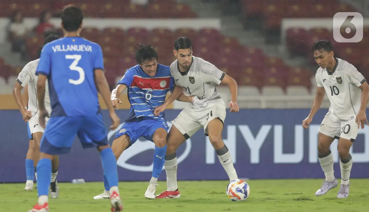 Di babak kedua, Timnas U-23 Indonesia dan Filipina sama-sama tampil menekan. (Liputan6.com/Helmi Fithriansyah)