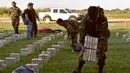 Petugas meletakan satu ton kokain dalam paket yang disita di lokasi Baures saat jumpa pers di Trinidad, El Beni, Bolivia (19/7). Obat terlarang tersebut diduga akan dikirim ke Brasil. (AFP Photo/Ar/Aizar Raldes)