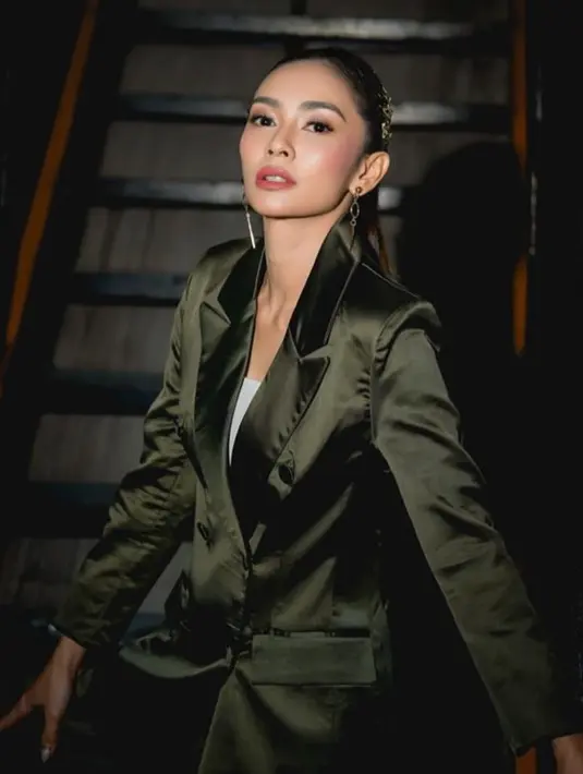 Masayu tampil mengenakan blazer shining hijau emerald dipadukan celana serasi. Dipadukan inner tank top putih. [@andriwphotos]