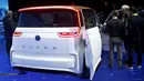 Tampak belakang Mobil Volkswagen BUDD - e ditampilkan saat acara CES 2016  Las Vegas, Nevada, (5/1/2016). Mobil ini berbahan bakar listrik. (REUTERS / Steve Marcus)