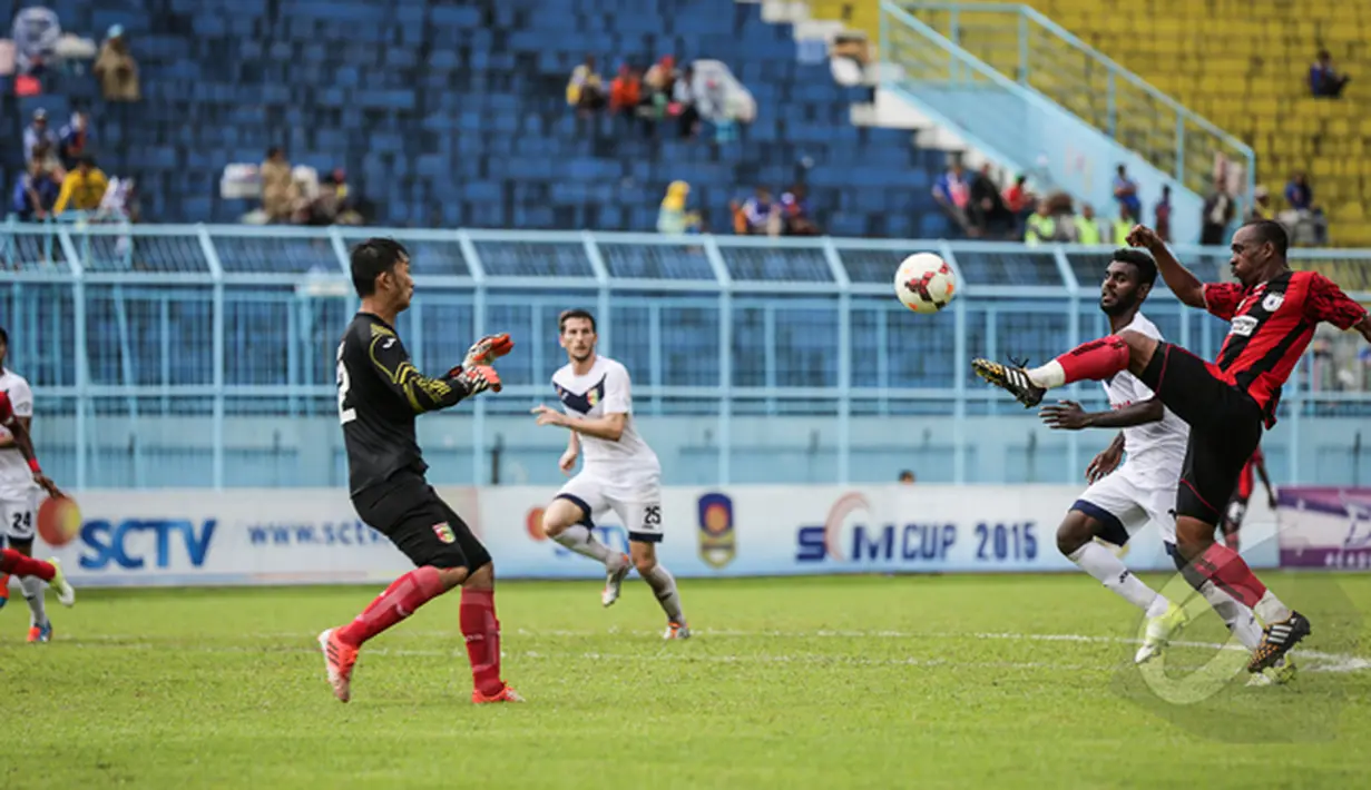 Laga antara Persipura Jayapura kontra Mitra Kukar di SCM Cup 2015 berlangsung seru. Persipura berhasil menyingkirkan Mitra Kukar dengan skor 4-1, Stadion Kanjuruhan Malang, Selasa (20/1/2015). (Liputan6.com/Faizal Fanani)