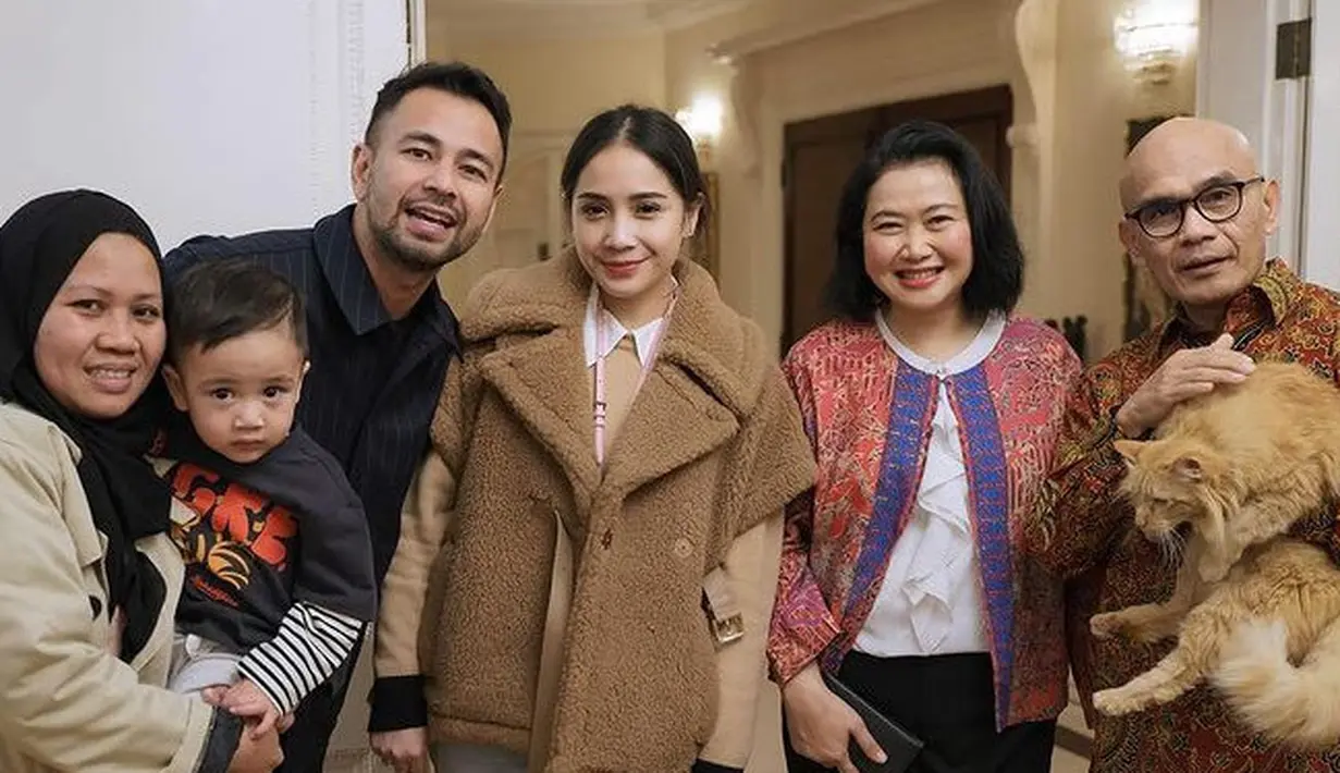 Nagita vest coklat berbulu dari Max Mara seharga Rp21 jutaan, dipadukan celana denimnya. [@raffinagita1717]