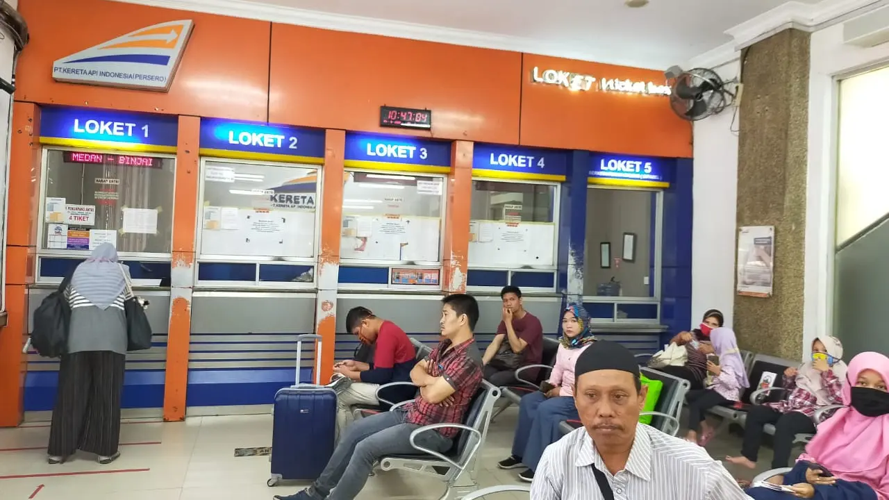 Penumpang di Stasiun Kereta Api Medan