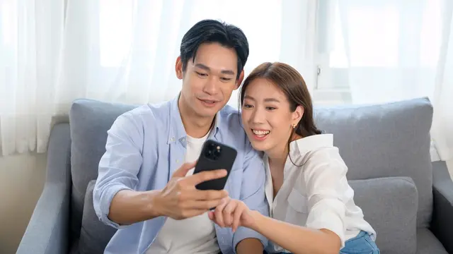 Ilustrasi pakai smartphone