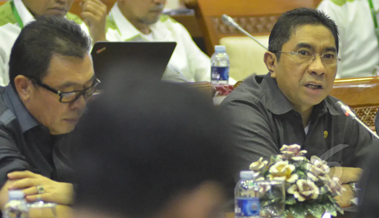 Elvyn G Masassya (kanan) memberikan penjelasan saat Rapat Dengar Pendapat dengan Komisi IX DPR RI, Jakarta, Senin (26/1/2015). (Liputan6.com/Andrian M Tunay)