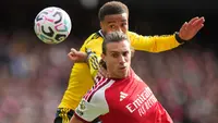 Pemain Arsenal Riccardo Calafiori (kanan) berduel berebut bola dengan pemain Leeds Jayden Bogle dalam laga Premier League antara Arsenal vs Leeds United di London, Inggris, Sabtu, 10 Oktober 2026. (AP Photo/Alastair Grant)