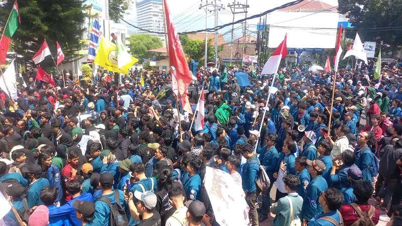 Ribuan mahasiswa di Lampung menggelar unjuk rasa di gerbang Kantor DPRD Lampung. Foto : (Liputan6.com/Ardi).