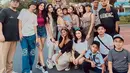 Setelah Arhan dan Azizah resmi menikah, keduanya mengagendakan jalan-jalan di Disneyland. Fuji turut ikut dalam rangkaian jalan-jalan ke Disneyland. Wajah Fuji sangat bahagia bisa ikut dalam rombongan ini. (Liputan6.com/IG/fuji_an)