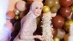 Begini potret Erin yang begitu memesona di pesta ulang tahunnya. Banyak yag tak menyangka kalau Erin adalah ibu dari tiga anak Andre Taulany. Meski tak lagi muda, netizen menyebut kalau Erin tampil cantik awet muda dan memukau bak seorang ratu. (Liputan6.com/IG/@erintaulany)