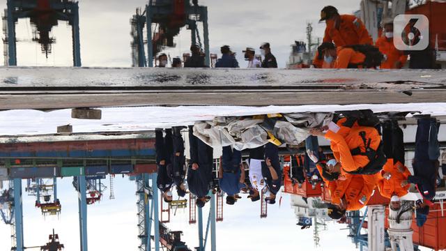 FOTO: Basarnas dan KPLP Periksa Temuan Diduga Serpihan Pesawat Sriwijaya Air SJ 182