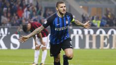 Striker Inter Milan, Mauro Icardi, melakukan selebrasi usai mencetak gol ke gawang AC Milan pada laga Serie A Italia di Stadion Giuseppe Meazza, Milan, Minggu (15/10/2017). Inter Milan menang 3-2 atas AC Milan. (AP/Antonio Calanni)