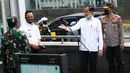 Presiden Joko Widodo berbincang dengan Panglima TNI Marsekal Hadi Tjahjanto, Kapolri Jenderal Pol Idham Aziz dan Gubernur DKI Anies Baswedan usai meninjau kesiapan penerapan prosedur standar New Normal di Stasiun MRT Bundaran HI, Jakarta, Selasa (26/5/2020). (Tribunnews/Irwan Rismawan/Pool)