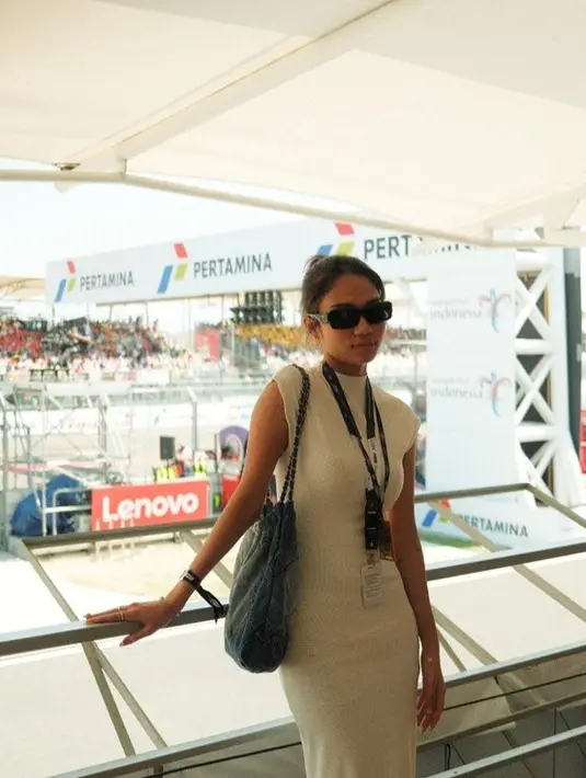 <p>Sejak menikah dengan Pratama Arhan, kehidupan pribadi Azizah jadi sorotan publik. Banyak netizen yang kepo karena Azizah masih tampak sering menghabiskan waktu dengan temannya. [Foto: Instagram.com/azizahsalsha_]</p>