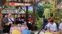 Istri calon presiden (Capres) nomor urut tiga Ganjar Pranowo, Siti Atikoh Supriyanti berdialog dengan para pelaku usaha mikro, kecil, dan menengah (UMKM), di Desa Wisata Pekunden, Banyumas, Jawa Tengah, Jumat (29/12/2023). (Liputan6.com/Delvira Hutabarat)