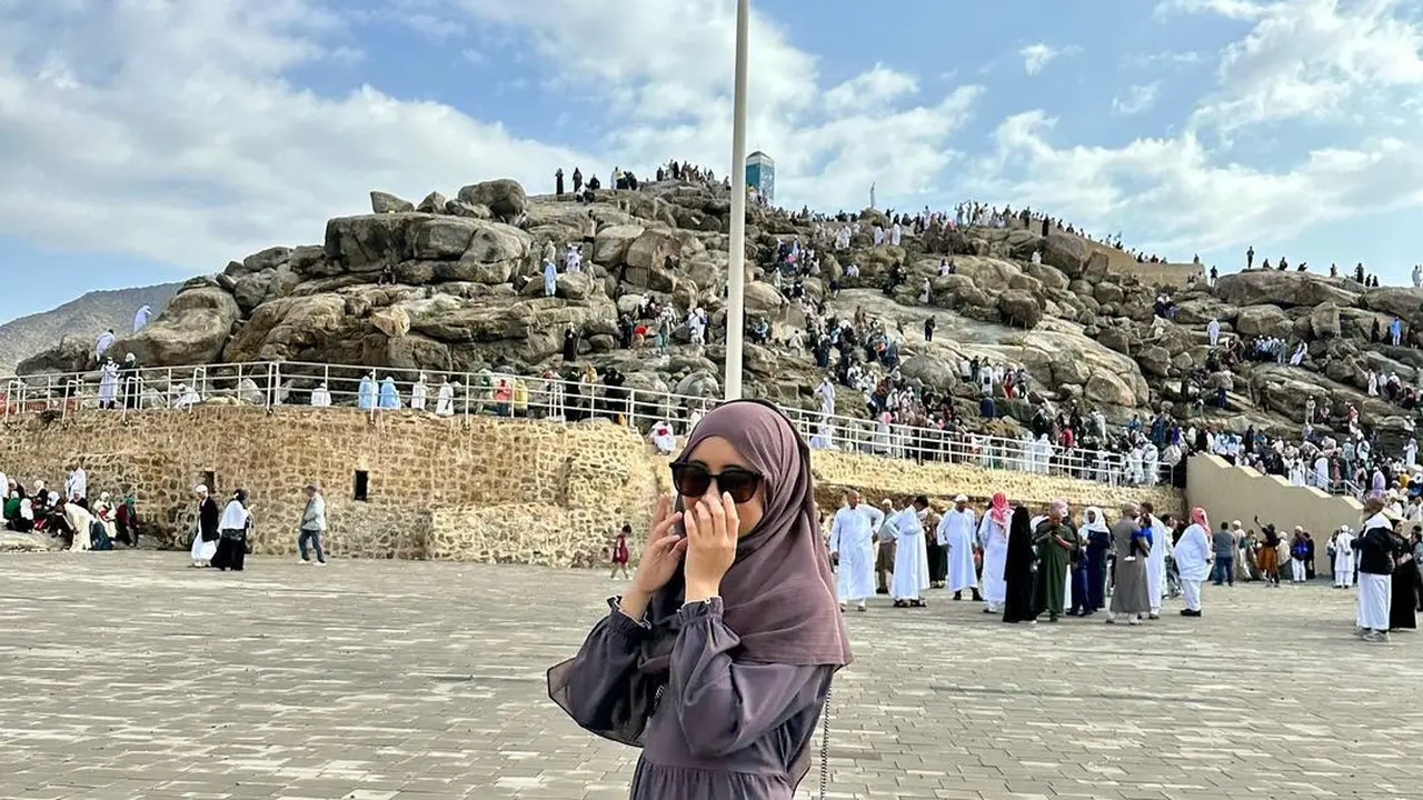 5 Gaya Kompak Arafah Rianti dan Halda Jalani Umroh Bersama, Anggun Berbalut Gamis