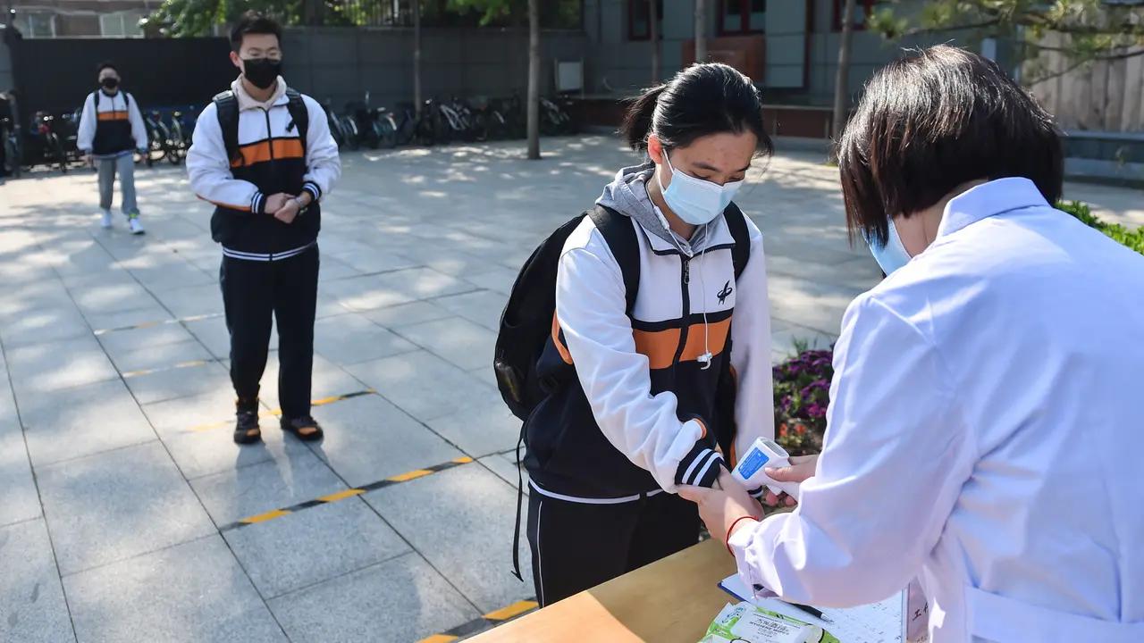 FOTO: Pelajar SMA di Beijing Semangat Kembali Bersekolah