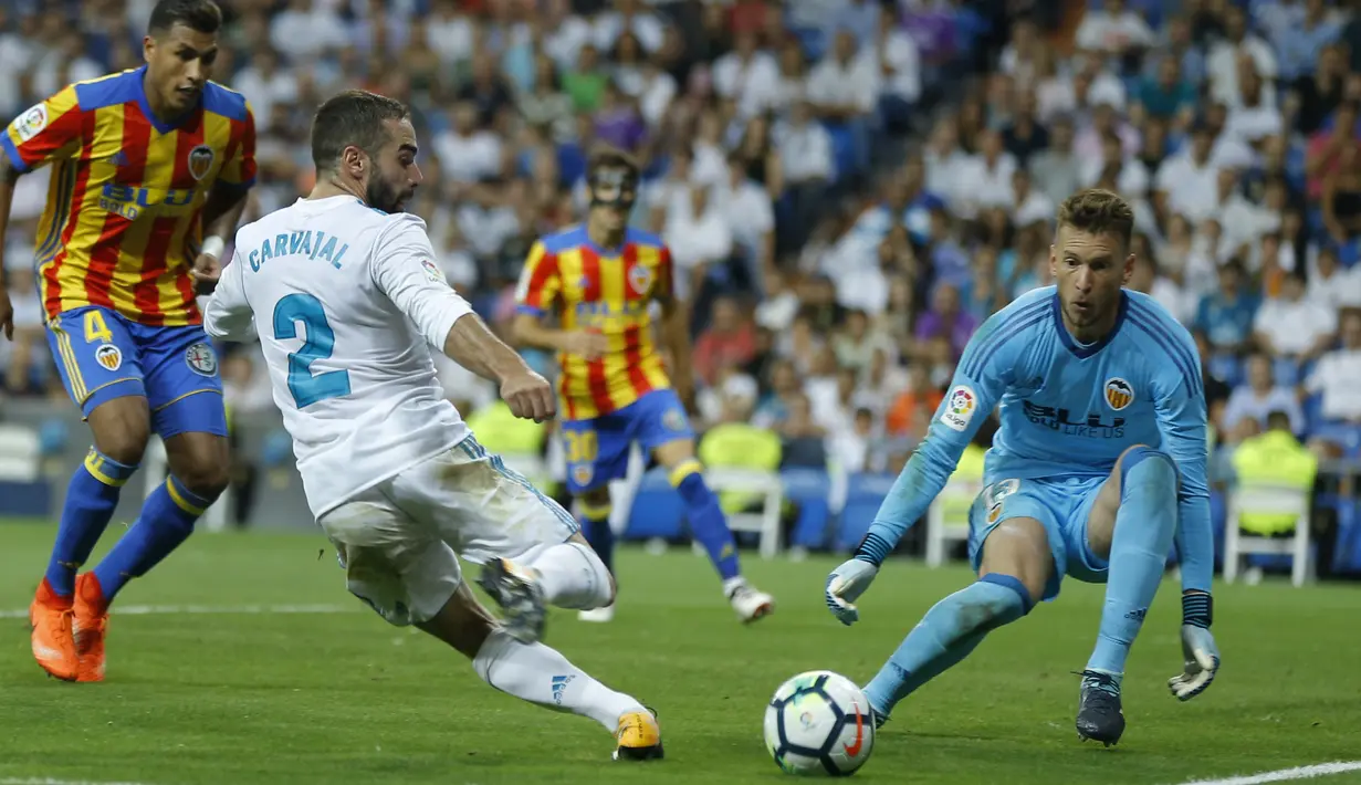Pemain Real Madrid, Daniel Carvajal (kiri) mencoba melepaskan tembakan ke gawang Valencia pada lanjutan La Liga Spanyol di Santiago Bernabeu stadium, Madrid, (27/8/2017). Real ditahan Imbang 2-2. (AP/Francisco Seco)