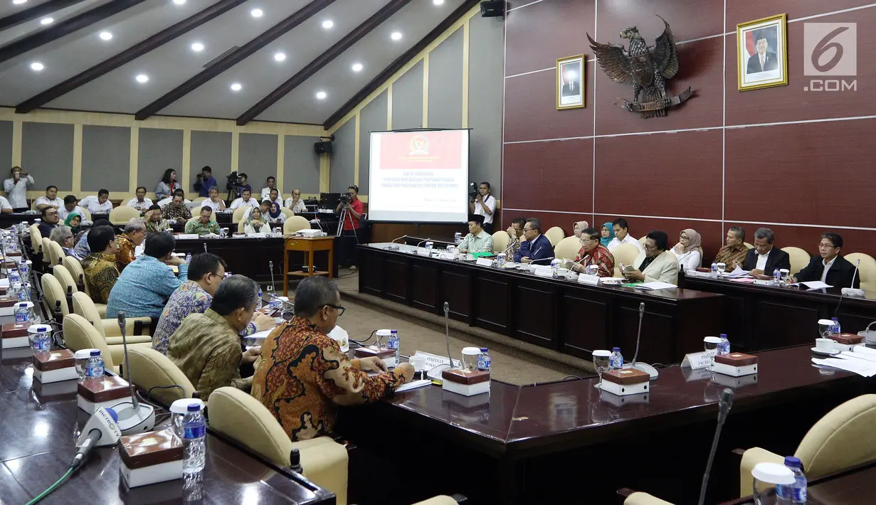 Suasana Rapat Gabugan MPR RI di Kompleks Parlemen, Jakarta, Rabu (21/3). Rapat yang dihadiri Ketua-Ketua Fraksi MPR dan Pimpinan MPR membahas tentang Pembahasan Tindak Lanjut UU no. 2/2018. (Liputan6.com/JohanTallo)