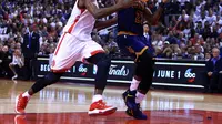 Pemain Cleveland Cavaliers, Lebron James, saat pertandingan melawan Toronto Raptors pada Gim 4 putaran kedua playoff NBA 2017, Minggu (7/5/2017). Cleveland Cavaliers  menang 109-102. (AFP/Vaughn Ridley)