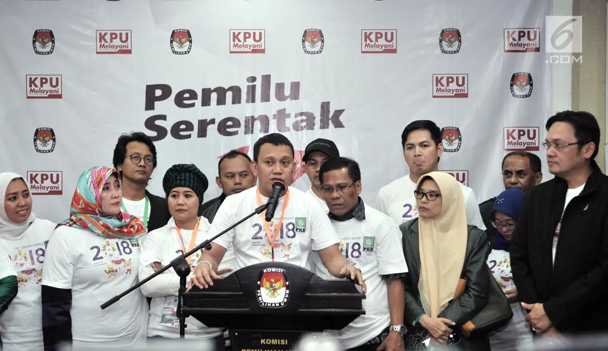 Sekjen PKB Abdul Kadir Karding (tengah) bersama pengurus DPP PKB memberi keterangan pers usai penyerahan berkas bakal caleg 2019 di Gedung KPU, Jakarta, Selasa (17/7). (Merdeka.com/Iqbal S Nugroho)