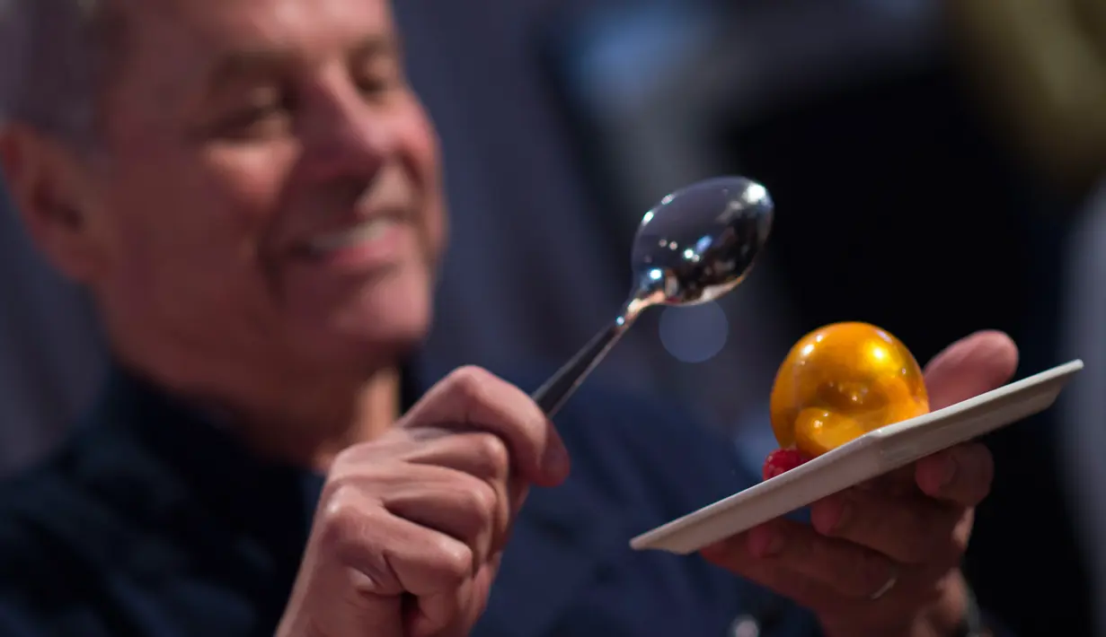 Chef Wolfgang Puck mencicipi menu makanan penutup untuk after party Piala Oscar atau Academy Awards ke 90 di Hollywood, California, Kamis (1/3). Ajang penghargaan Piala Oscar akan berlangsung pada 4 Maret 2018 di Dolby Theatre. (Valerie MACON/AFP)