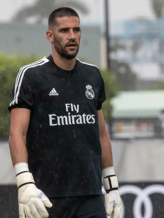 Kiper Real Madrid, Kiko Casilla mengikuti sesi latihan tim di Florida International University di Miami, Florida, (29/7). Madrid akan bertanding melawan Manchester United di International Champions Cup pada hari Selasa di Miami. (AP Photo/Ellis Rua)