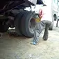 Sebuah truk yang mogok dapat dijalankan kembali dengan suatu cara yang unik. 