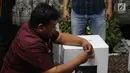 panitia membuka gembok kotak suara saat proses rekapitulasi penghitungan suara Pemilu 2019 tingkat Kota Jakarta Selatan di Hotel Maharaja, Jakarta, Selasa (7/5/2019). Proses penghitungan suara dilakukan pada tanggal 5-7 Mei 2019. (Liputan6.com/Herman Zakharia)