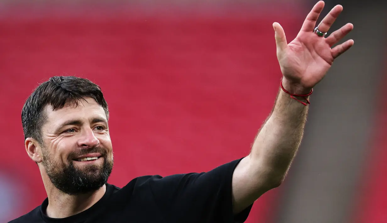 Pelatih asal Skotlandia berusia 38 tahun, Russell Martin yang baru menukangi Southampton sejak awal musim 2023/2024 di Championship mampu membawa The Saints promosi ke Premier League 2024/2025 setelah memenangi laga playoff Championship 2023/2024. Sebelum membesut Southampton, ia sempat menangani dua klub yaitu MK Dons dan Swansea City. (AFP/Adrian Dennis)
