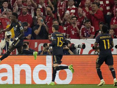 Laga leg pertama semifinal Liga Champions 2023/2024 antara tuan rumah Bayern Munchen kontra Real Madrid berakhir tanpa pemenang dengan skor imbang 2-2 di Allianz Arena, Rabu (1/5/2024) dini hari WIB. Dua gol penalti tercipta dalam laga tersebut, satu dicetak striker Bayern Munchen, Harry Kane (57') dan satu lagi oleh striker Real Madrid, Vinicius Junior (83') yang mencetak brace. Satu gol tuan rumah lainnya dicetak Leroy Sane (53'). (AP Photo/Matthias Schrader)