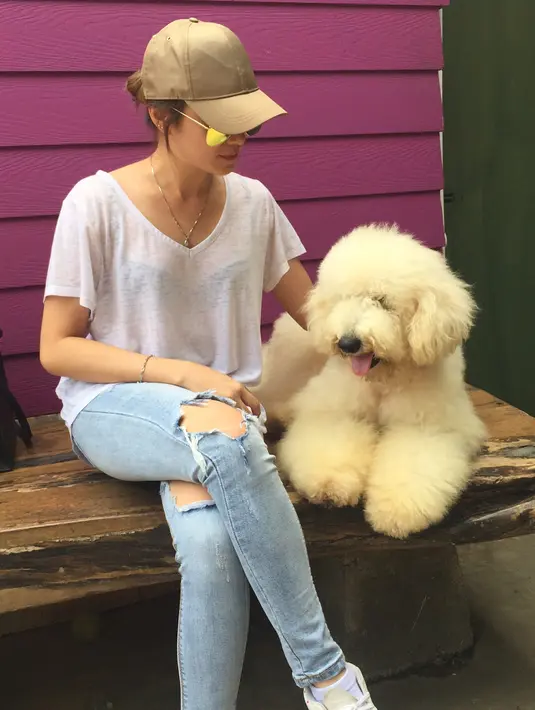 Dalam kehidupannya sehari-hari, Dara lebih memilih untuk tampil santai dan sederhana. Biasanya ia mengenakan kaus yang dipadu dengan celana jeans. (Foto: instagram.com/darathevirgin)