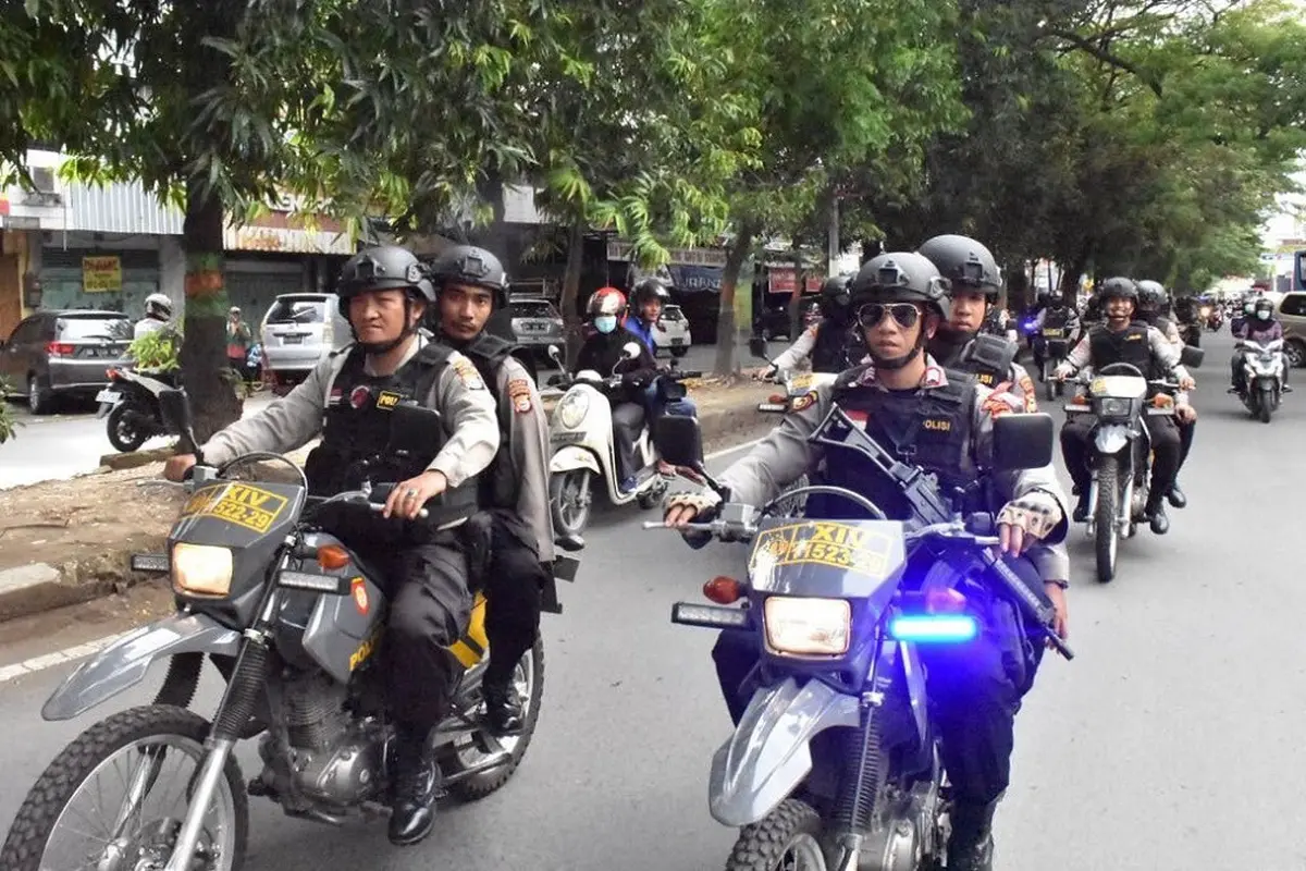 Sejumlah personil Polri berpatroli jelang pencoblosan (Liputan6.com/ Eka Hakim)