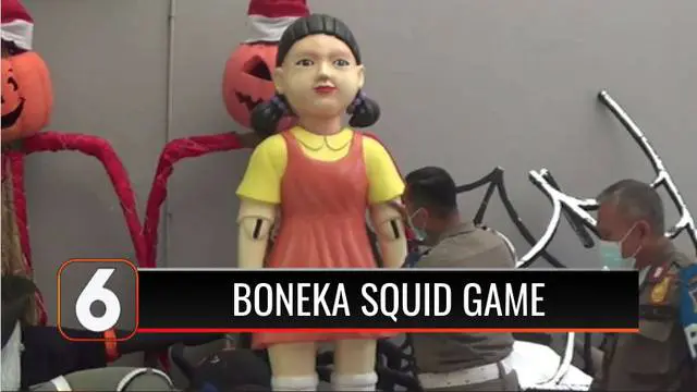 Patung boneka Squid Game yang sempat dipajang di tepi jalan Tunjungan Surabaya, Jawa Timur, akhirnya ditertibkan oleh Satpol PP. Selain menyebabkan kerumunan, penertiban patung boneka juga melanggar perda ketertiban umum.