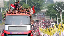 Bus yang ditumpangi Timnas Indonesia U-22 melewati pusat Flyover Jl. Gerbang Pemuda saat pawai kontingen Indonesia untuk SEA Games 2023 yang bertajuk Kira87uara yang berlangsung di Jakarta, Jumat (19/05/2023). (Bola.com/Bagaskara Lazuardi)