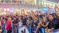 Laporan Liputan6.com dari Malaysia: Rayakan Hari Buruh, Warga KL Nonton Konser Sambil Main Air