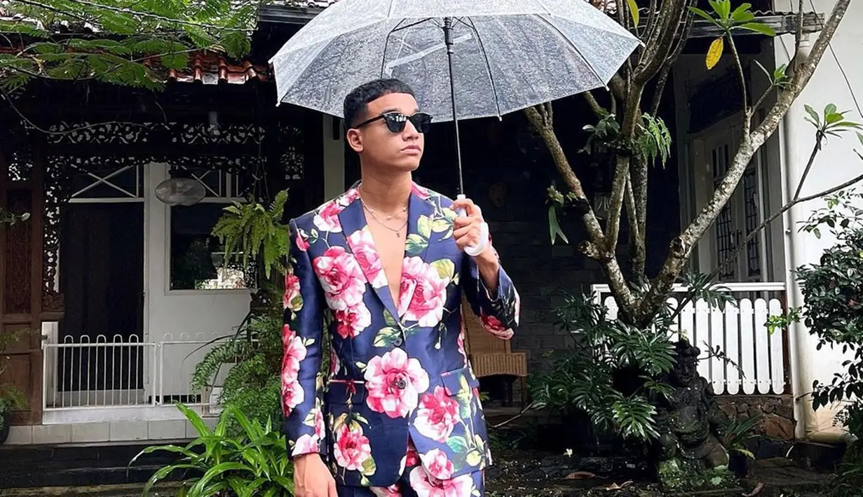 Selain paman bagi Gala Sky, Fadly sudah lama terjun di dunia hiburan Tanah Air sebagai model dan bintang iklan. Tak heran jika ia selalu memperhatikan penampilannya. Kali ini pria kelahiran 2000 itu tampak cerah dengan setelan jas motif bunga. (Liputan6.com/IG/@fadlyfsl_)