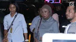 Aktivis Ratna Sarumpaet (tengah) saat dibawa menuju ruang Direktorat Reserse Kriminal Umum Polda Metro Jaya, Jakarta, Kamis (4/10). Ratna Sarumpaet ditangkap polisi di Bandara Soetta saat akan pergi ke luar negeri (Liputan6.com/Helmi Fithriansyah)