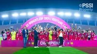 Para pemain Timnas Indonesia Putri merayakan gelar juara Piala AFF Wanita 2024 setelah mengalahkan Kamboja 3-1 pada laga final yang berlangsung di New Laos National Stadium, Vientiane, Kamis (05/12/2024) malam WIB. (Dok. PSSI)