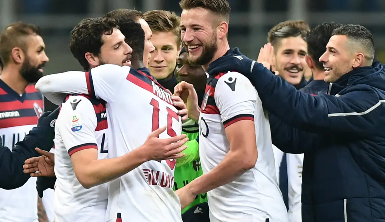 Selebrasi kemenangan pemain Bologna saat peluit akhir dibunyikan pada lanjutan Serie A yang berlangsung di stadion Giuseppe Meazza, Milan, Minggu (3/2). Inter Milan kalah 0-1. (AFP/Miguel Medina)