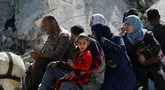 Warga Palestina menaiki gerobak yang ditarik hewan saat meninggalkan Kota Gaza pada 16 Mei 2025. (Bashar TALEB/AFP)