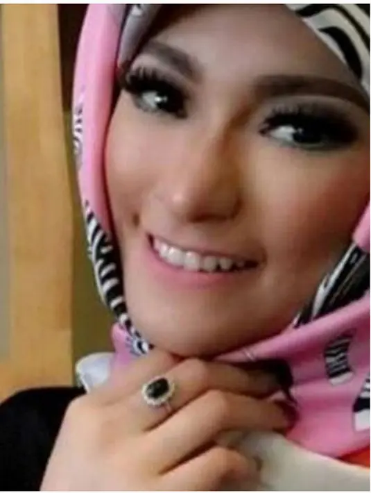 Bertepatan hari raya Lebaran, Amel Alvi mengunggah foto yang berbeda dari biasanya. Amel saat itu ia tampil dengan mengenakan hijab. “Selamat IDUL FITRI” tulis keterangan fotonya. (Instagram/ amelalvi_)