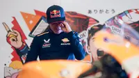Momen Marc Marquez menangis saat bertemu kru tim Repsol Honda usai finis ketiga Sprint Race MotoGP Valencia 2023 hari Sabtu (26/11/2023). (Twitter/Repsol Honda)