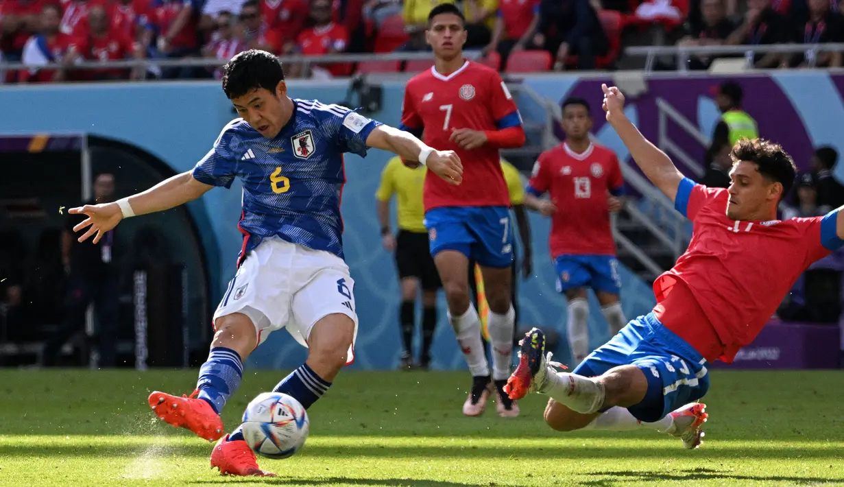 Pemain Timnas Jepang, Wataru Endo (kiri) berusaha mencetak gol ke gawang Timnas Kosta Rika pada laga Grup E Piala Dunia 2022 di Ahmad Bin Ali Stadium, Al-Rayyan, Qatar, 27 November 2022. (AFP/Anne-Christine Poujoulat)